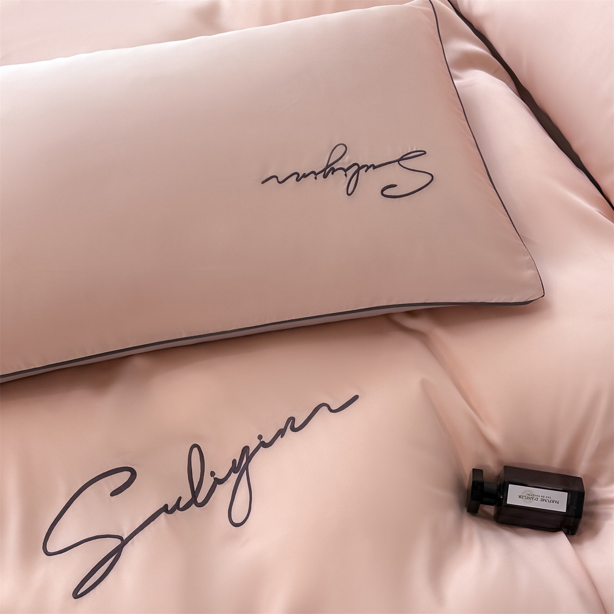 91家纺网 家纺一手货源 找家纺 美澳家纺 2026新款凉感水洗冰丝真丝刺绣双拼单被套四件套 蜜桃灰