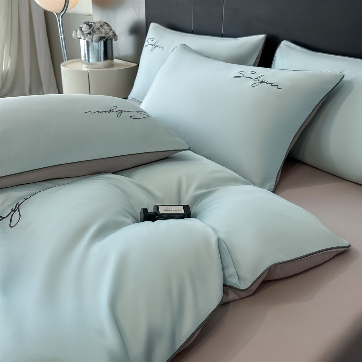 91家纺网 家纺一手货源 找家纺 美澳家纺 2026新款凉感水洗冰丝真丝刺绣双拼单被套四件套 冰蓝灰