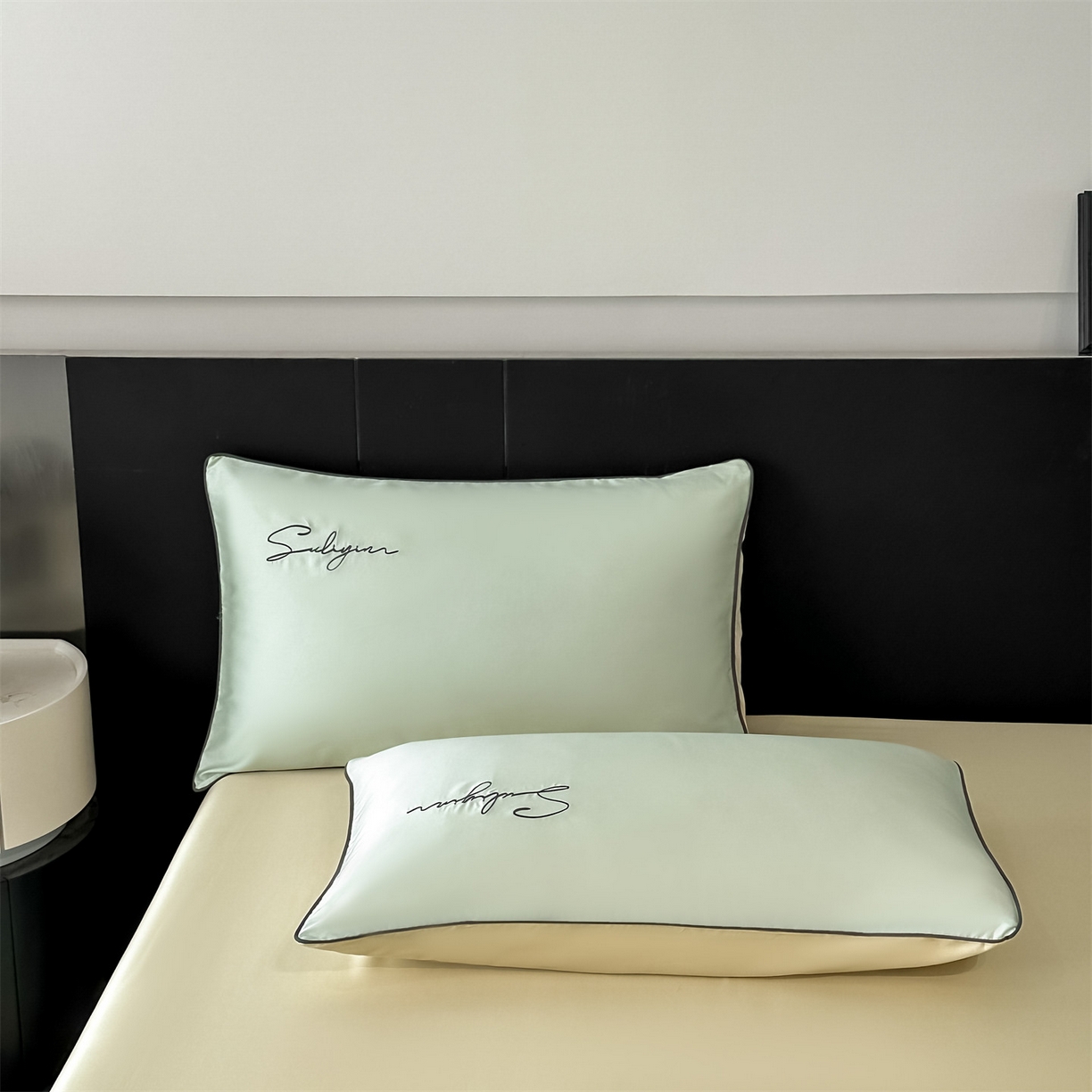 91家纺网 家纺一手货源 找家纺 美澳家纺 2026新款凉感水洗冰丝真丝刺绣双拼单被套四件套 米白黄