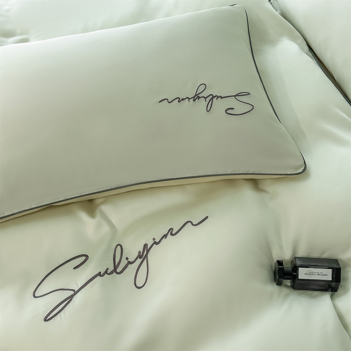 91家纺网 家纺一手货源 找家纺 美澳家纺 2026新款凉感水洗冰丝真丝刺绣双拼单被套四件套 米白黄