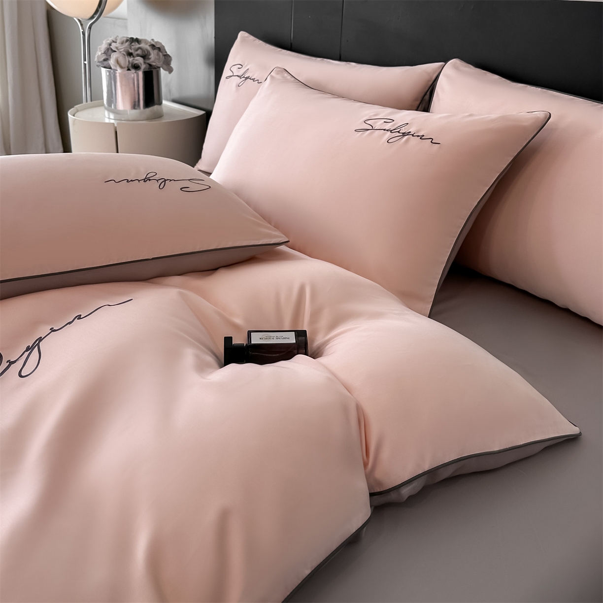 91家纺网 家纺一手货源 找家纺 美澳家纺 2026新款凉感水洗冰丝真丝刺绣双拼单被套四件套 蜜桃灰