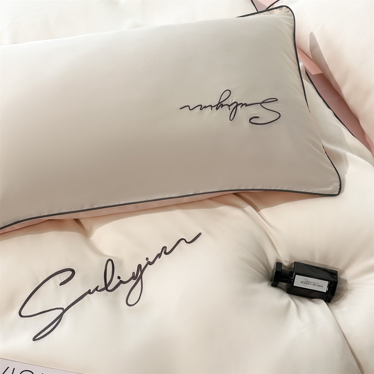 91家纺网 家纺一手货源 找家纺 美澳家纺 2026新款凉感水洗冰丝真丝刺绣双拼单被套四件套 米白蜜桃