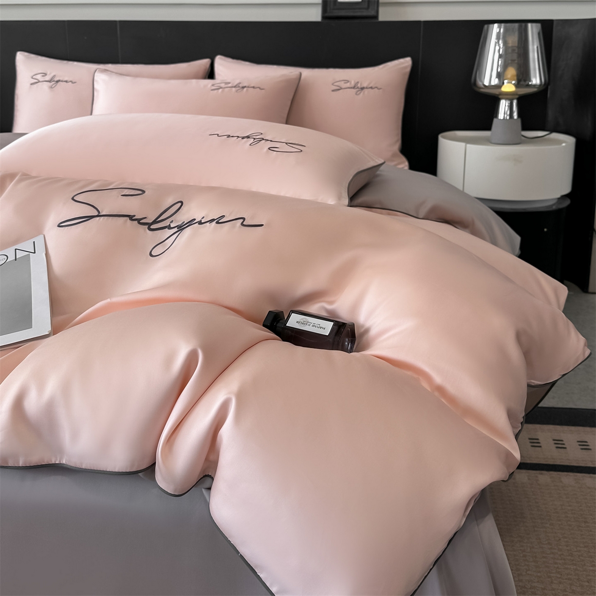 91家纺网 家纺一手货源 找家纺 美澳家纺 2026新款凉感水洗冰丝真丝刺绣双拼单被套四件套 蜜桃灰