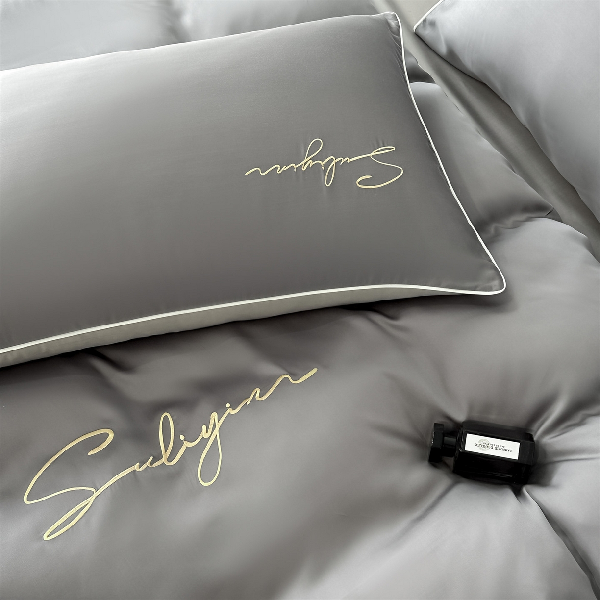 91家纺网 家纺一手货源 找家纺 美澳家纺 2026新款凉感水洗冰丝真丝刺绣双拼单被套四件套 深灰