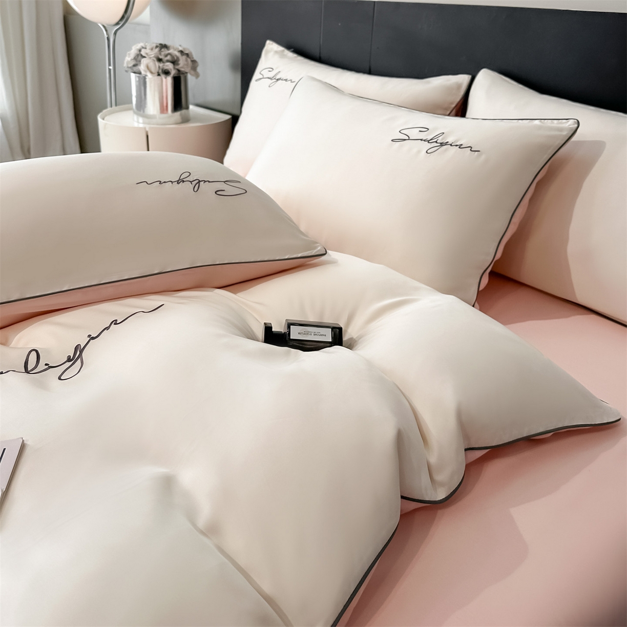 91家纺网 家纺一手货源 找家纺 美澳家纺 2026新款凉感水洗冰丝真丝刺绣双拼单被套四件套 米白蜜桃