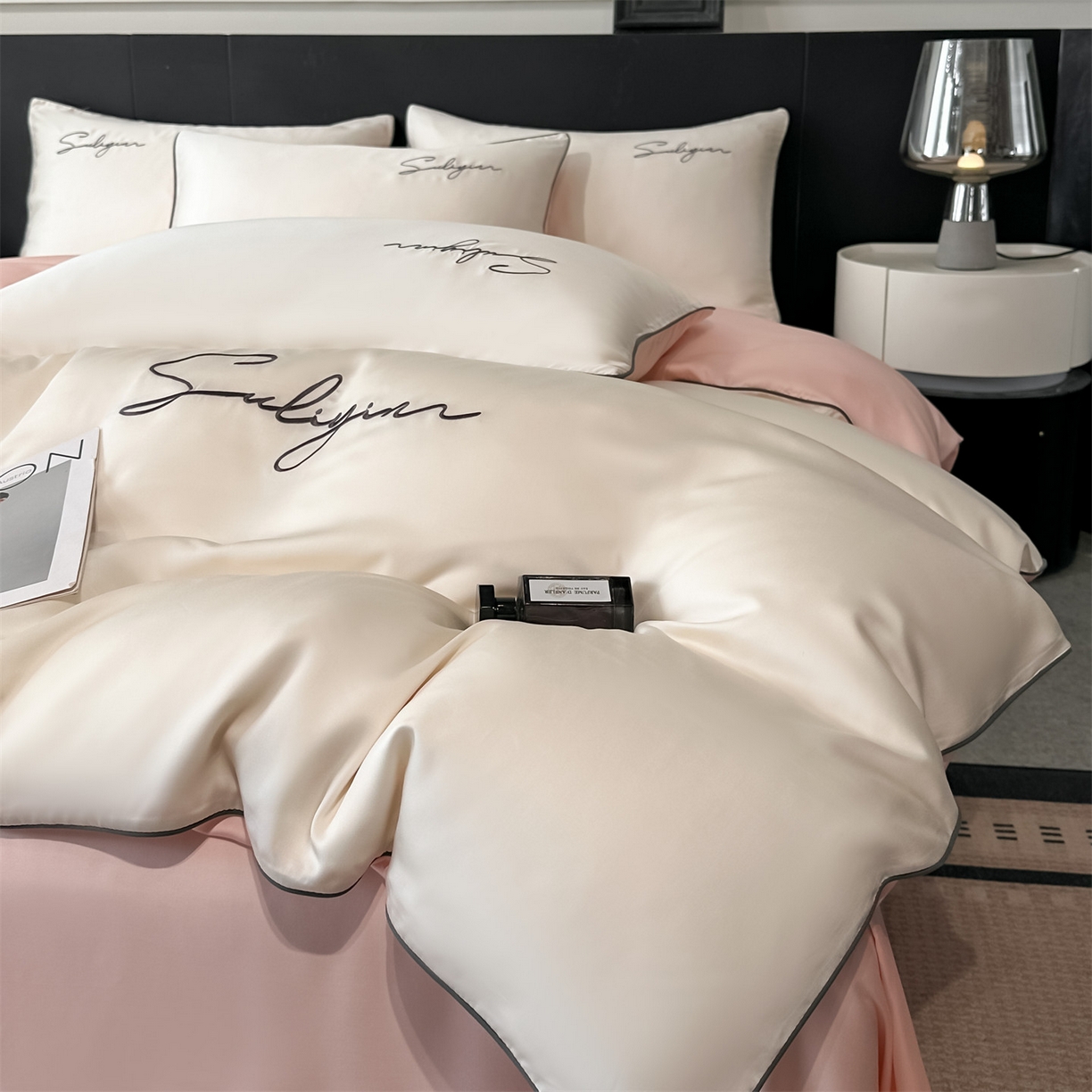 91家纺网 家纺一手货源 找家纺 美澳家纺 2026新款凉感水洗冰丝真丝刺绣双拼单被套四件套 米白蜜桃