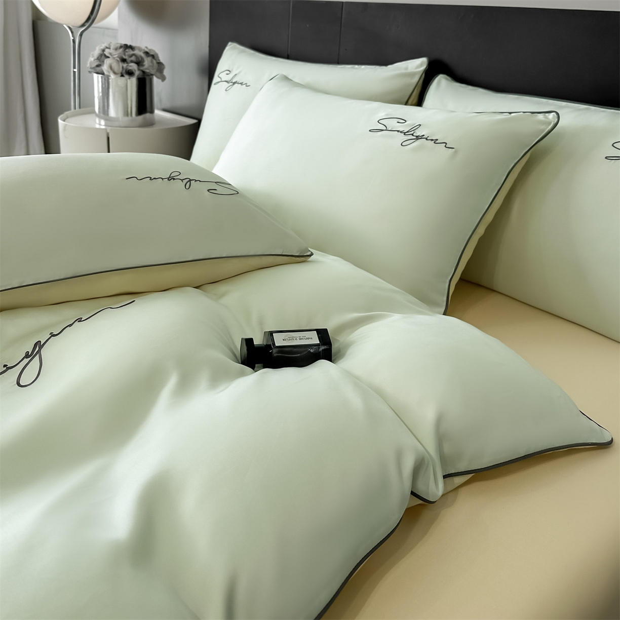 91家纺网 家纺一手货源 找家纺 美澳家纺 2026新款凉感水洗冰丝真丝刺绣双拼单被套四件套 米白黄