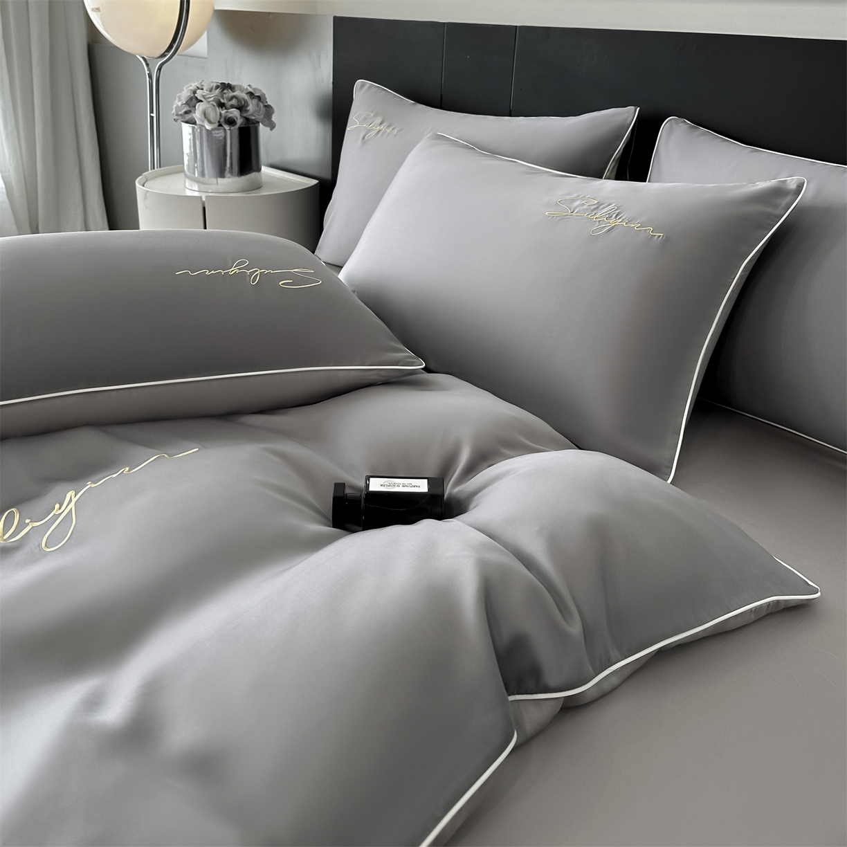 91家纺网 家纺一手货源 找家纺 美澳家纺 2026新款凉感水洗冰丝真丝刺绣双拼单被套四件套 深灰