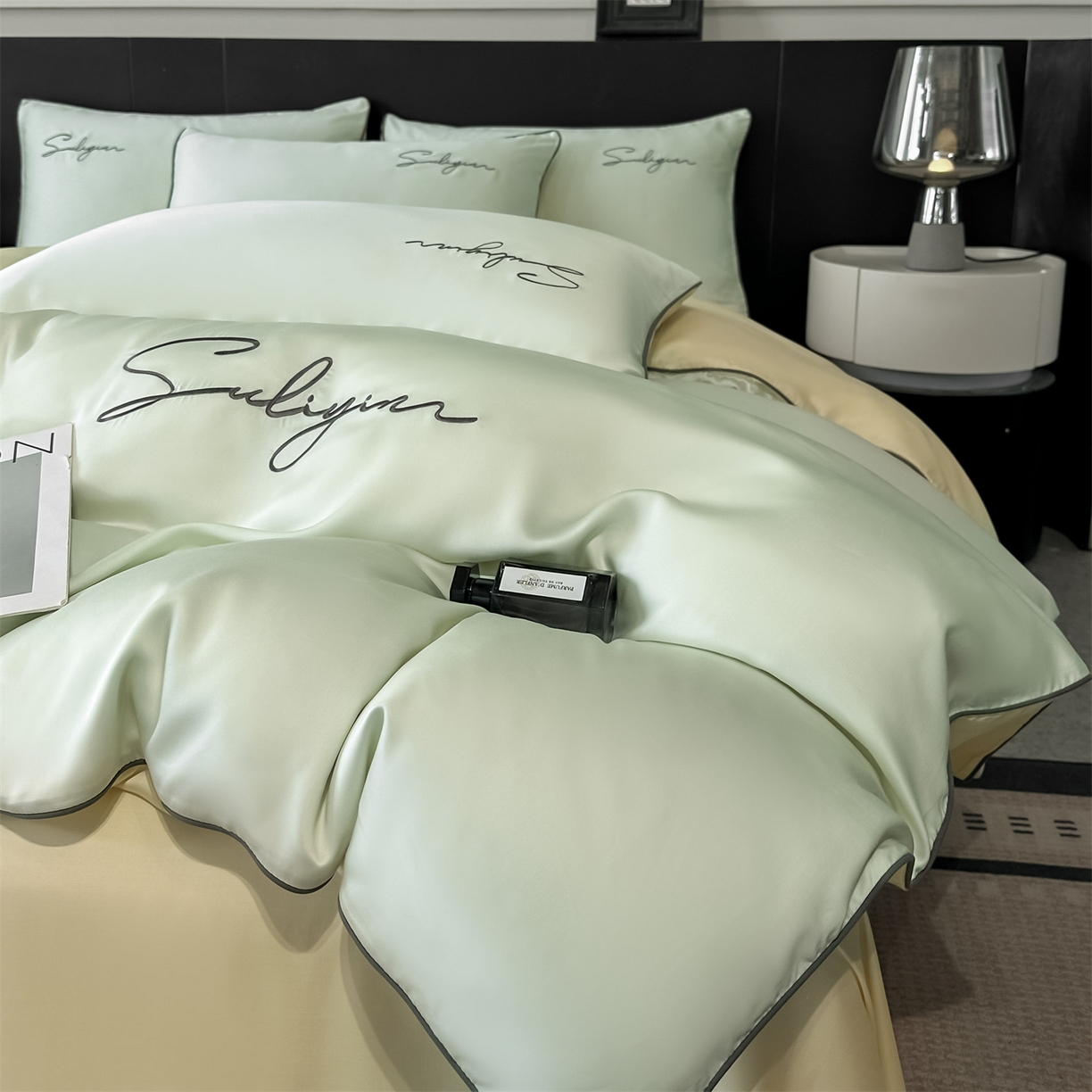 91家纺网 家纺一手货源 找家纺 美澳家纺 2026新款凉感水洗冰丝真丝刺绣双拼单被套四件套 米白黄