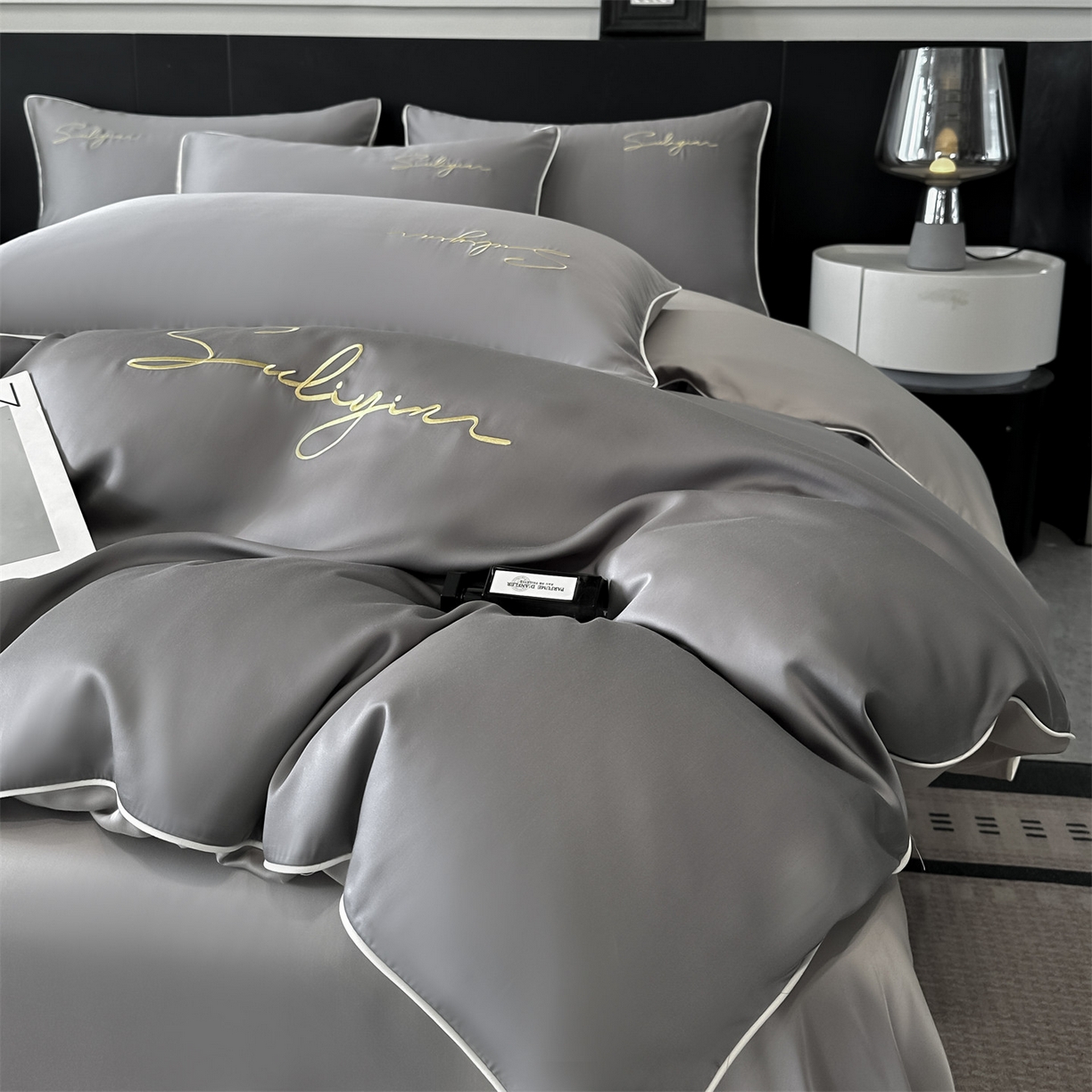 91家纺网 家纺一手货源 找家纺 美澳家纺 2026新款凉感水洗冰丝真丝刺绣双拼单被套四件套 深灰