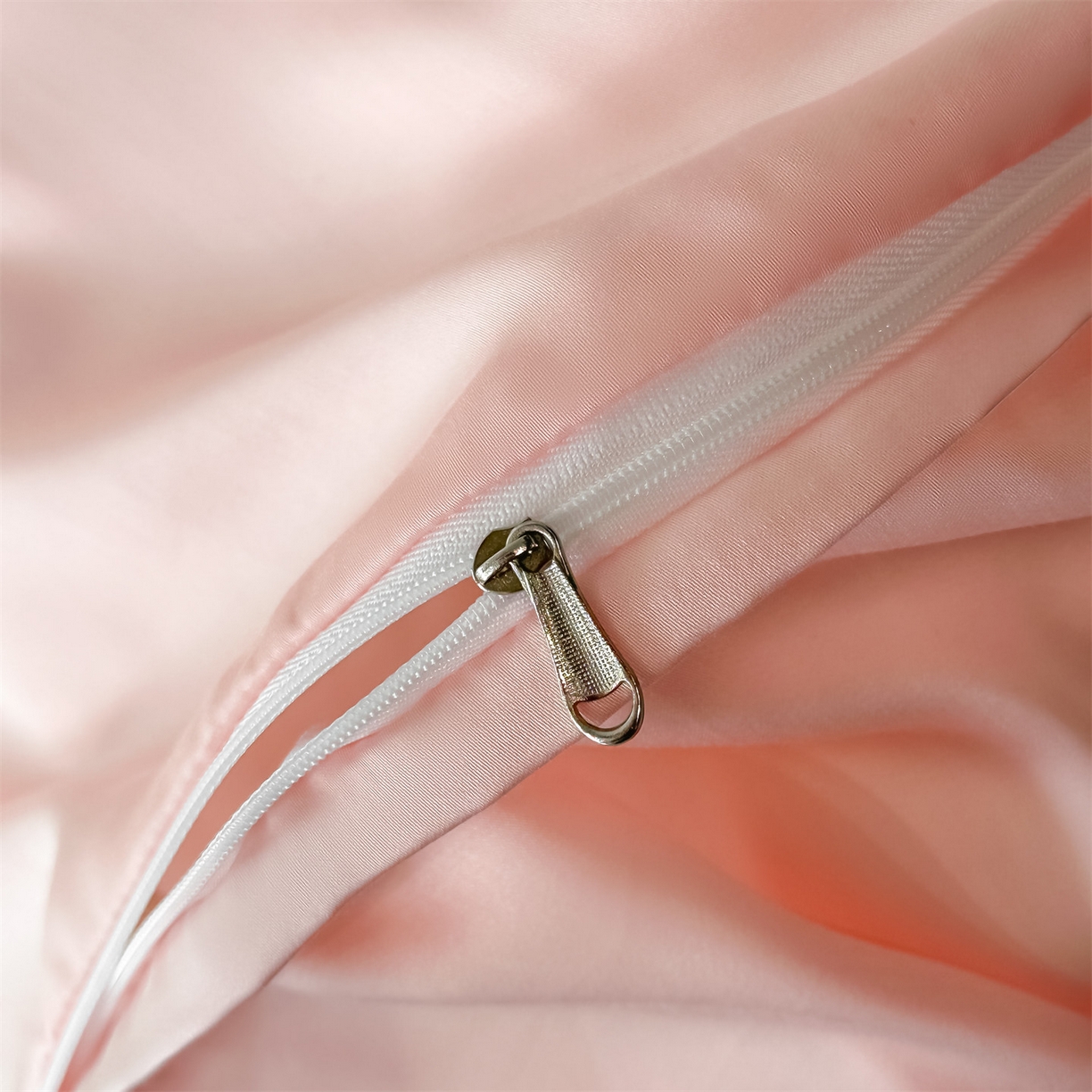 91家纺网 家纺一手货源 找家纺 美澳家纺 2026新款凉感水洗冰丝真丝刺绣双拼单被套四件套 米白蜜桃