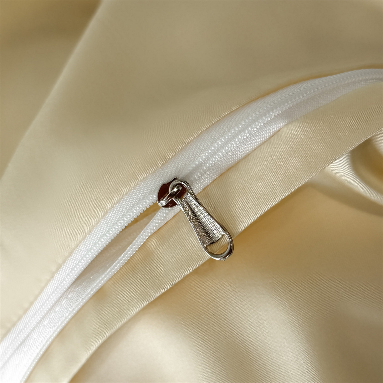 91家纺网 家纺一手货源 找家纺 美澳家纺 2026新款凉感水洗冰丝真丝刺绣双拼单被套四件套 米白黄