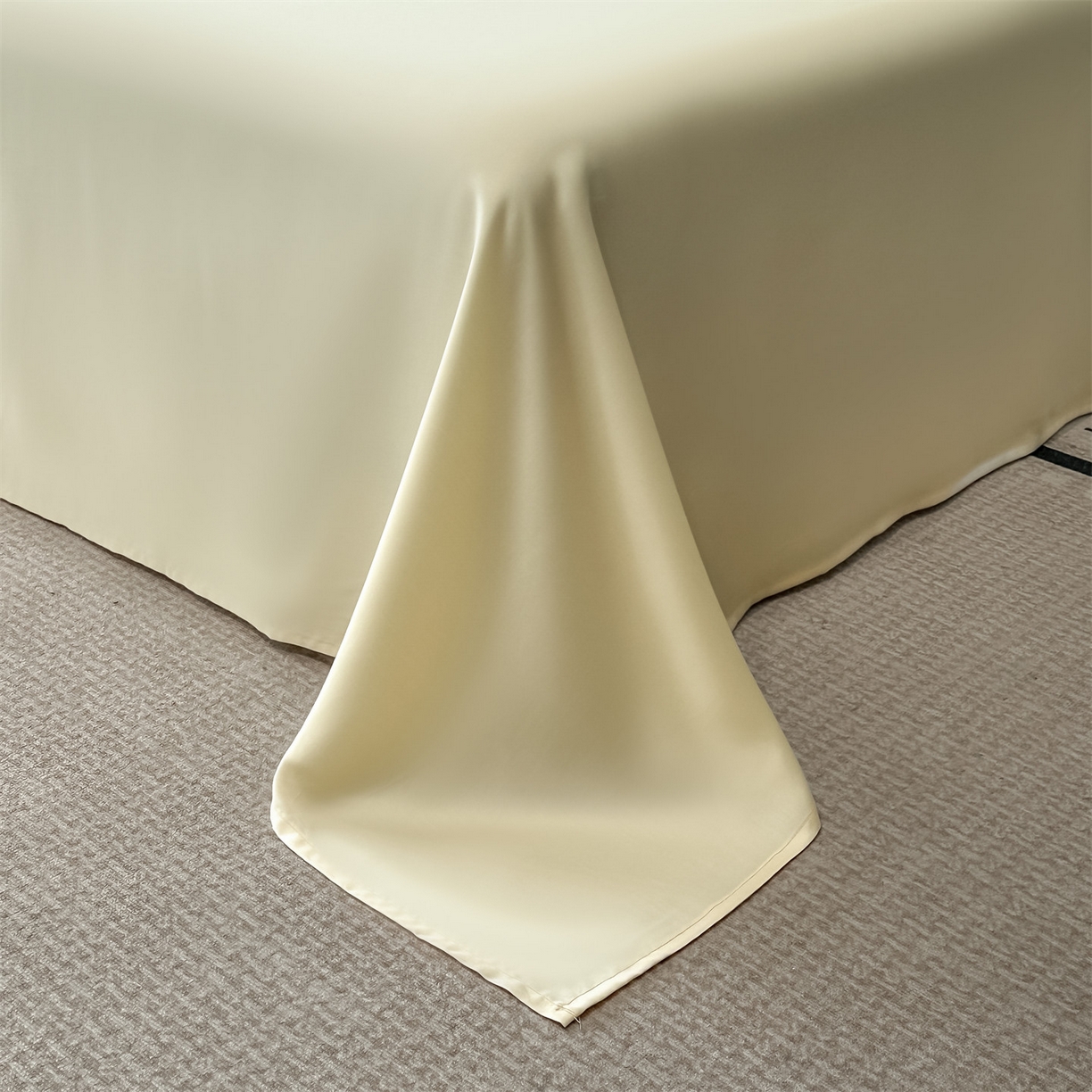 91家纺网 家纺一手货源 找家纺 美澳家纺 2026新款凉感水洗冰丝真丝刺绣双拼单被套四件套 米白黄