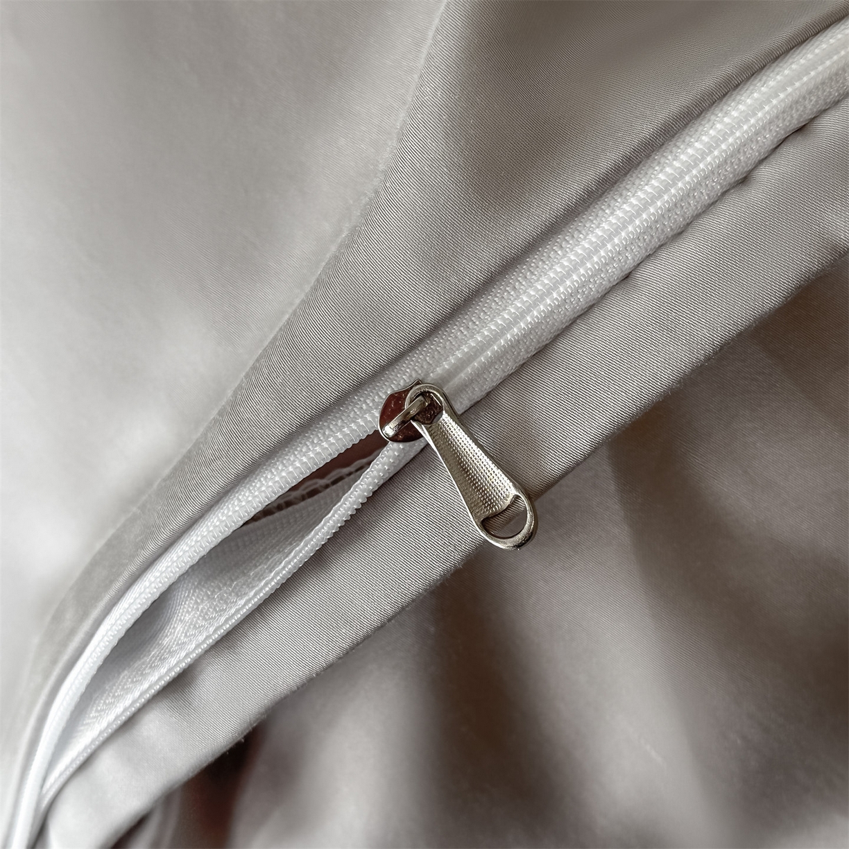 91家纺网 家纺一手货源 找家纺 美澳家纺 2026新款凉感水洗冰丝真丝刺绣双拼单被套四件套 冰蓝灰