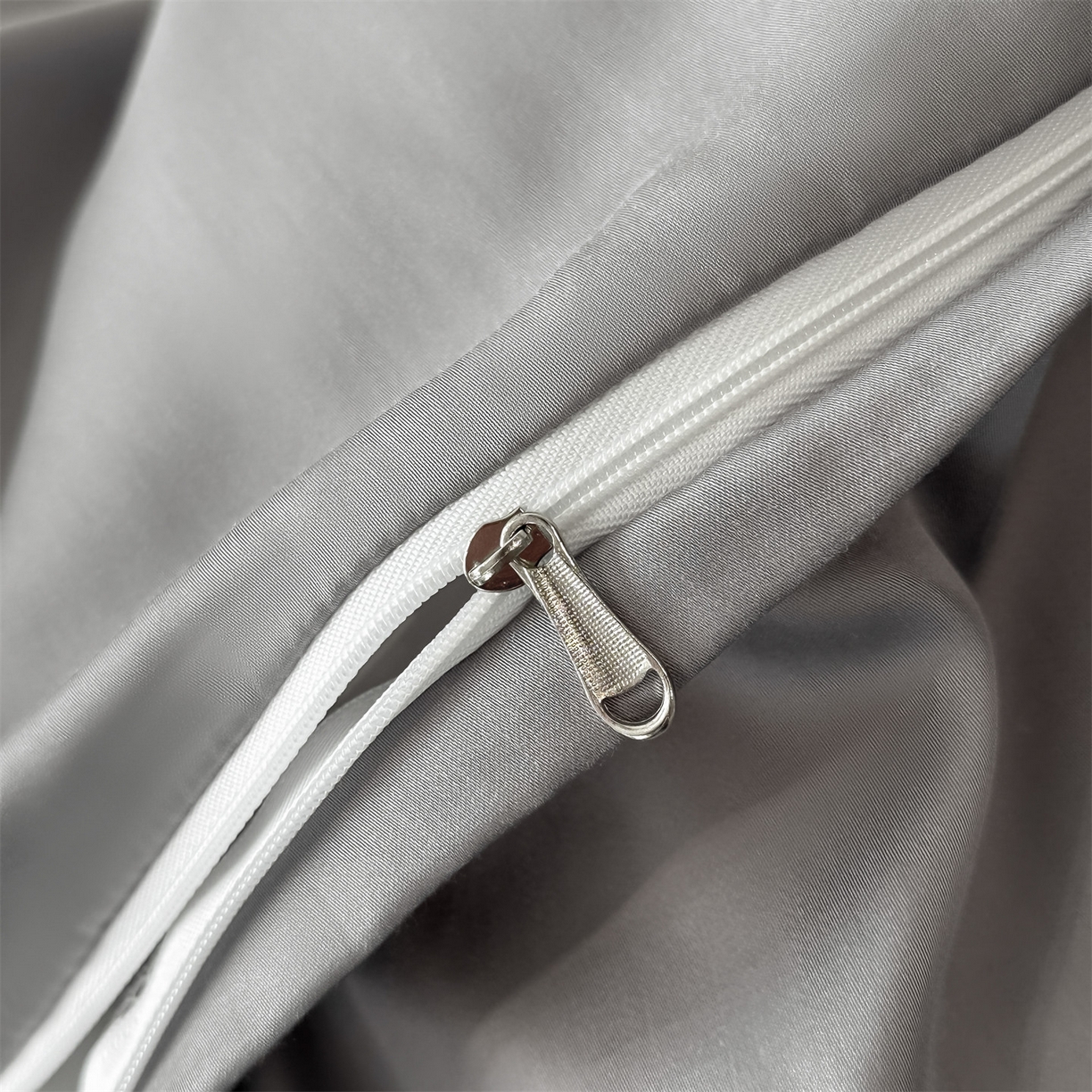 91家纺网 家纺一手货源 找家纺 美澳家纺 2026新款凉感水洗冰丝真丝刺绣双拼单被套四件套 深灰