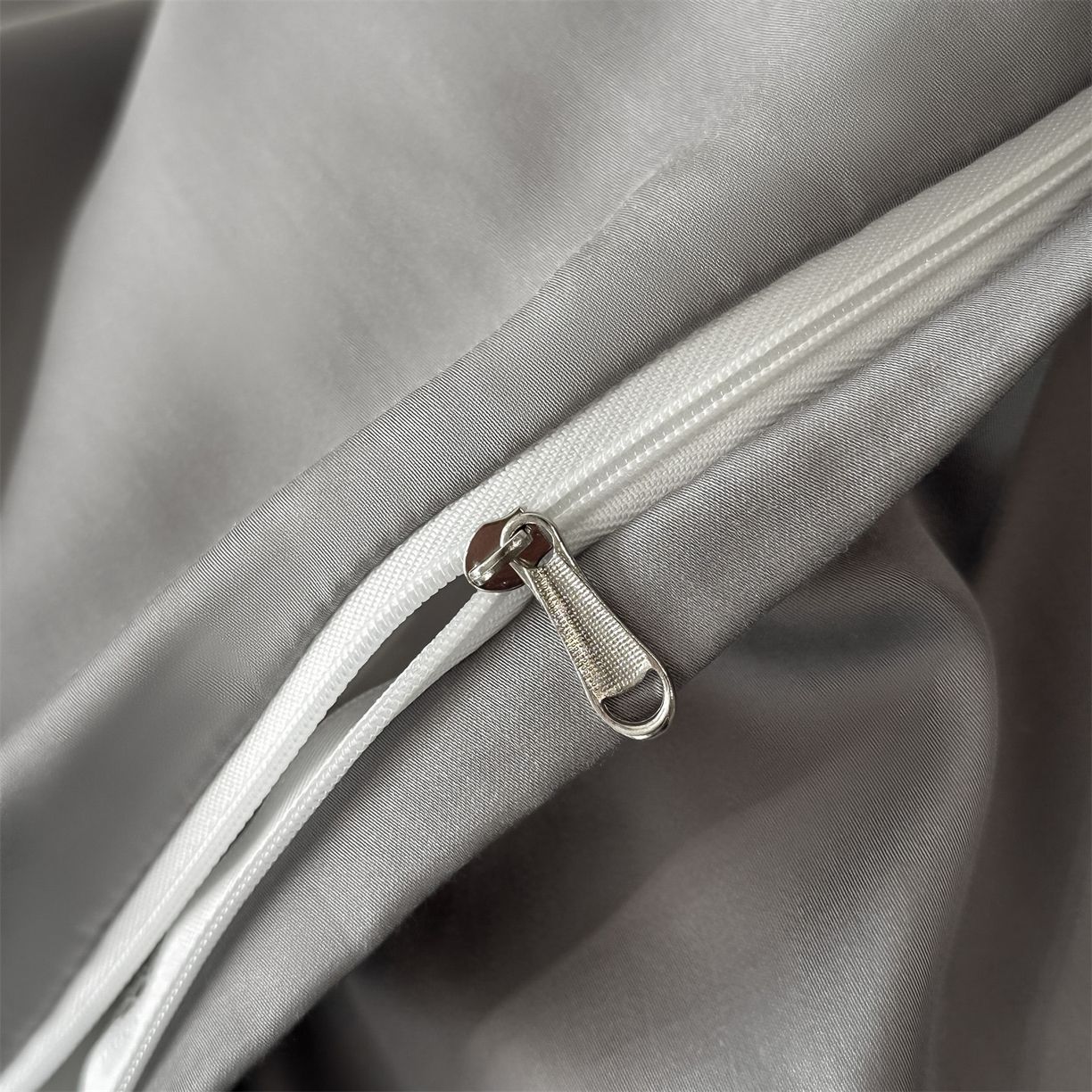 91家纺网 家纺一手货源 找家纺 美澳家纺 2026新款凉感水洗冰丝真丝刺绣双拼单被套四件套 卡其灰