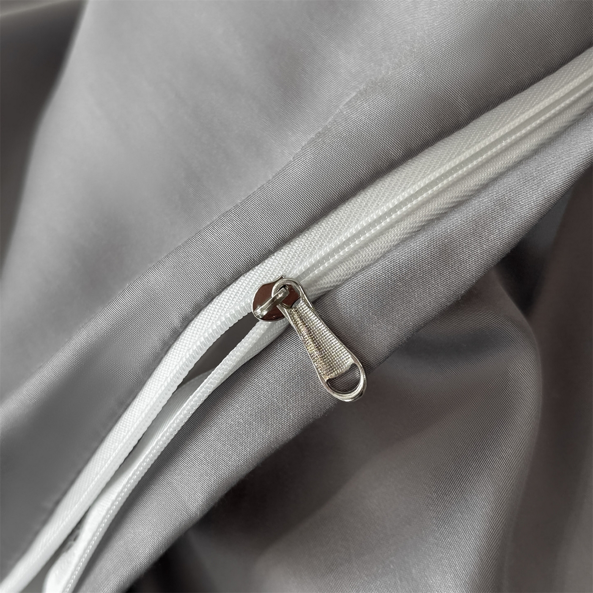 91家纺网 家纺一手货源 找家纺 美澳家纺 2026新款凉感水洗冰丝真丝刺绣双拼单被套四件套 蜜桃灰