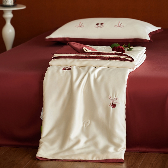 91家纺网 家纺一手货源 找家纺 风向标家纺 2026新款50s莱赛尔天丝夏被四件套-拼边红色系列 夏被-红色蝴蝶结