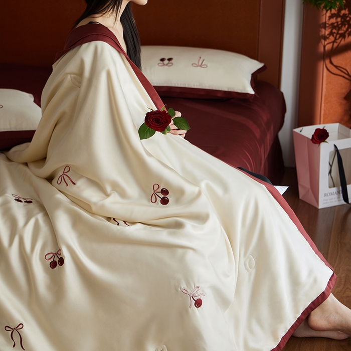 91家纺网 家纺一手货源 找家纺 风向标家纺 2026新款50s莱赛尔天丝夏被四件套-拼边红色系列 夏被-红色蝴蝶结