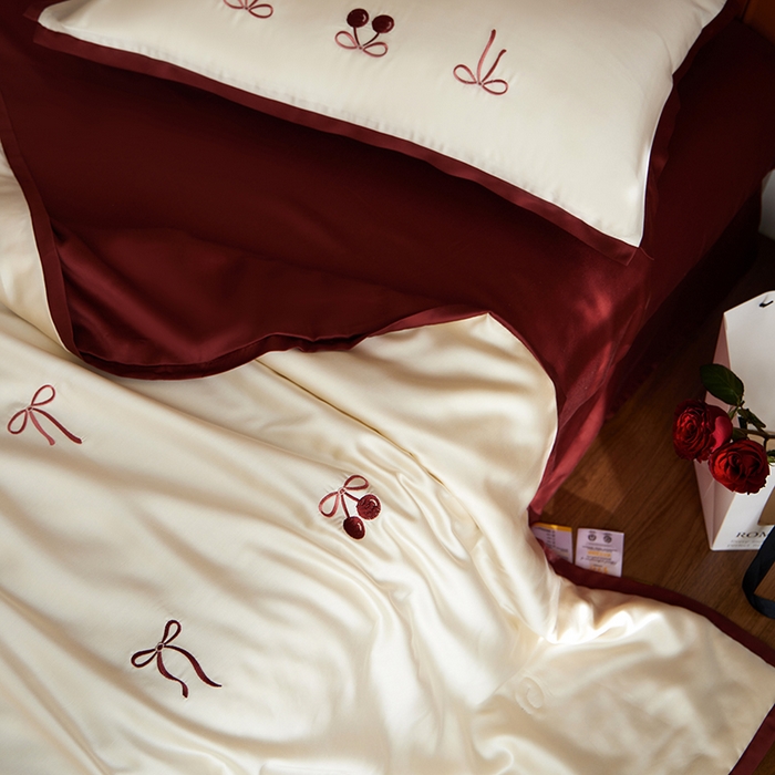 91家纺网 家纺一手货源 找家纺 风向标家纺 2026新款50s莱赛尔天丝夏被四件套-拼边红色系列 夏被-红色蝴蝶结