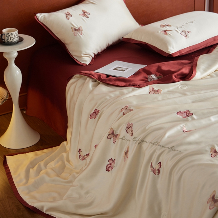 91家纺网 家纺一手货源 找家纺 风向标家纺 2026新款50s莱赛尔天丝夏被四件套-拼边红色系列 夏被-绮梦红蝶