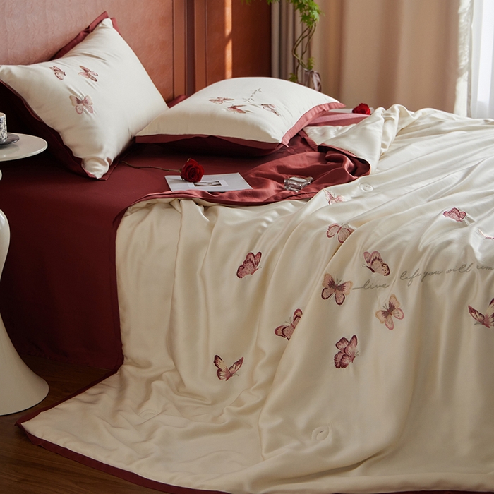 91家纺网 家纺一手货源 找家纺 风向标家纺 2026新款50s莱赛尔天丝夏被四件套-拼边红色系列 夏被-绮梦红蝶