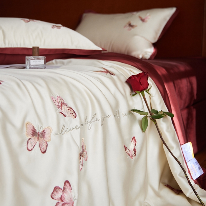 91家纺网 家纺一手货源 找家纺 风向标家纺 2026新款50s莱赛尔天丝夏被四件套-拼边红色系列 夏被-绮梦红蝶