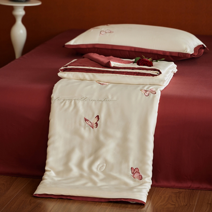 91家纺网 家纺一手货源 找家纺 风向标家纺 2026新款50s莱赛尔天丝夏被四件套-拼边红色系列 夏被-绮梦红蝶