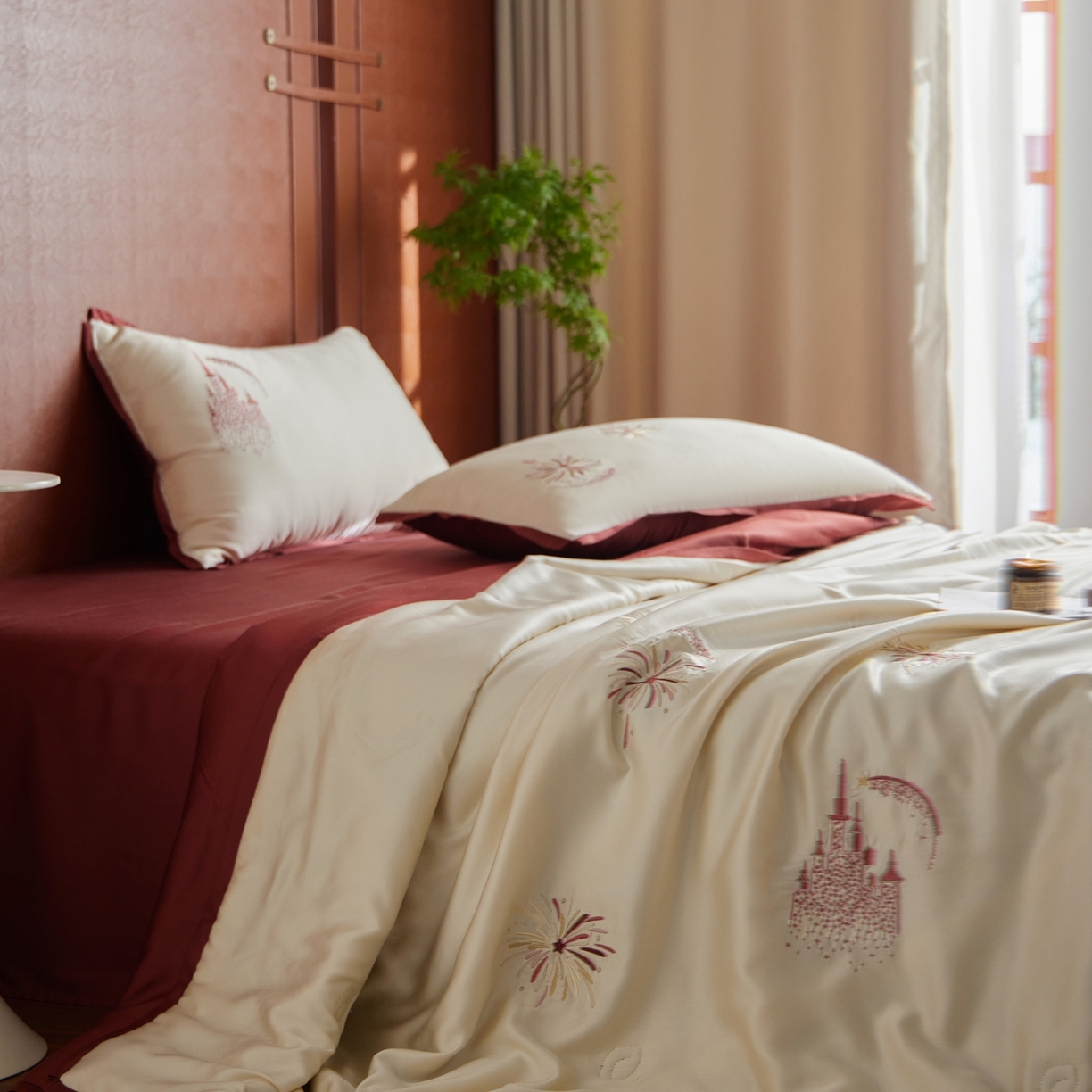 91家纺网 家纺一手货源 找家纺 风向标家纺 2026新款50s莱赛尔天丝夏被四件套-拼边红色系列 夏被-烂漫花火