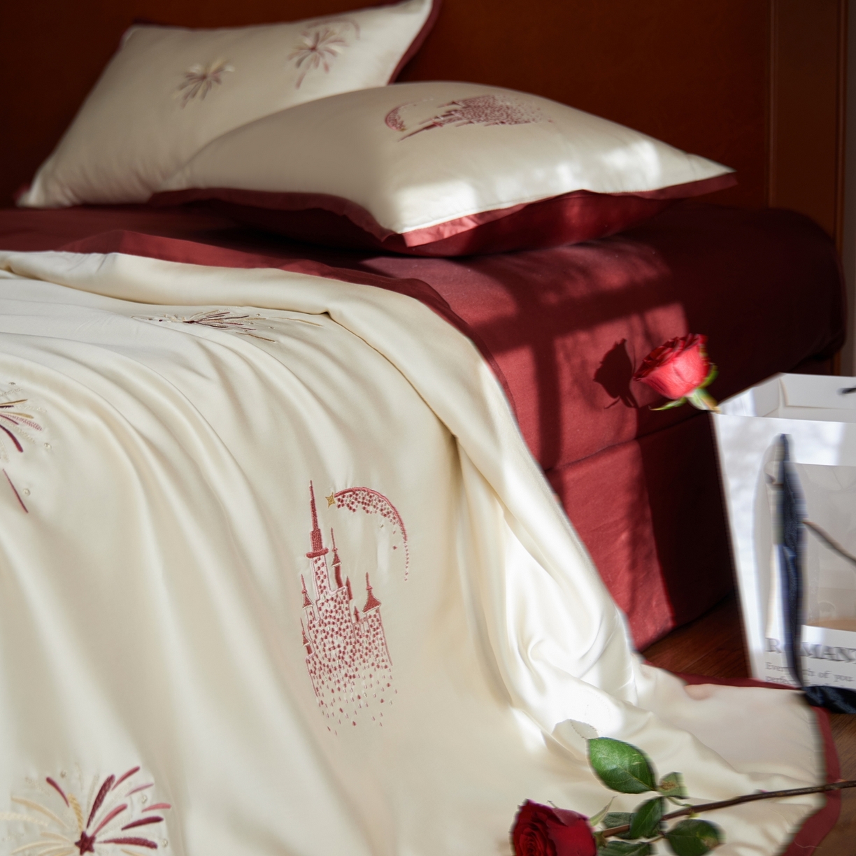 91家纺网 家纺一手货源 找家纺 风向标家纺 2026新款50s莱赛尔天丝夏被四件套-拼边红色系列 夏被-烂漫花火