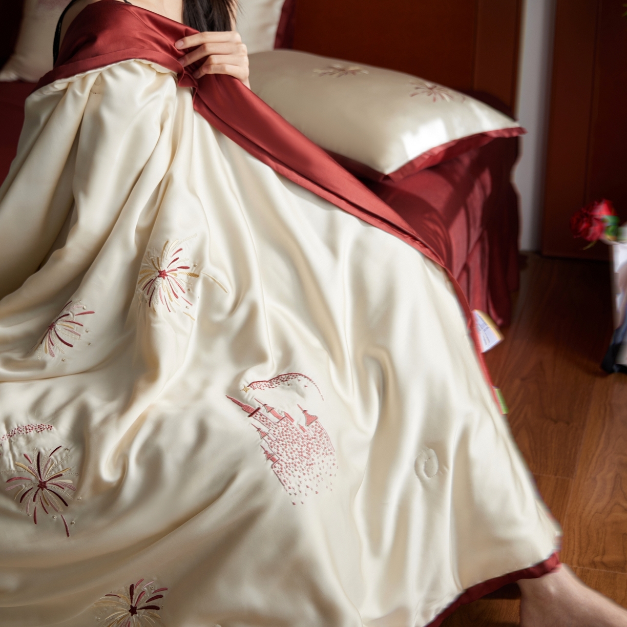 91家纺网 家纺一手货源 找家纺 风向标家纺 2026新款50s莱赛尔天丝夏被四件套-拼边红色系列 夏被-烂漫花火