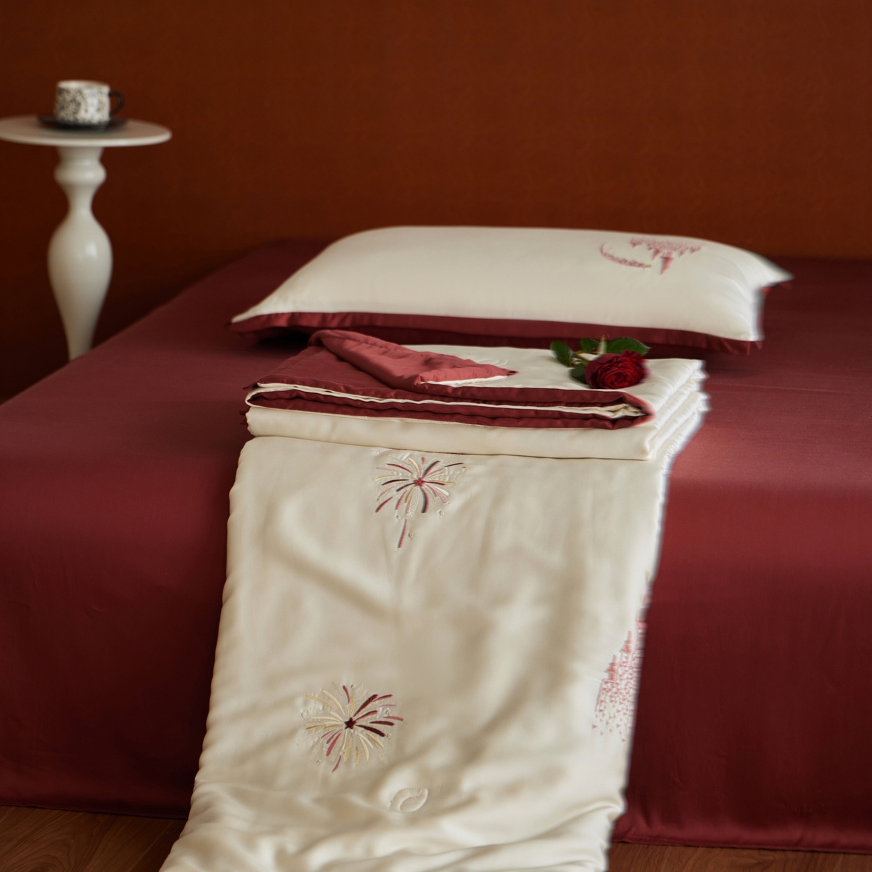 91家纺网 家纺一手货源 找家纺 风向标家纺 2026新款50s莱赛尔天丝夏被四件套-拼边红色系列 夏被-烂漫花火