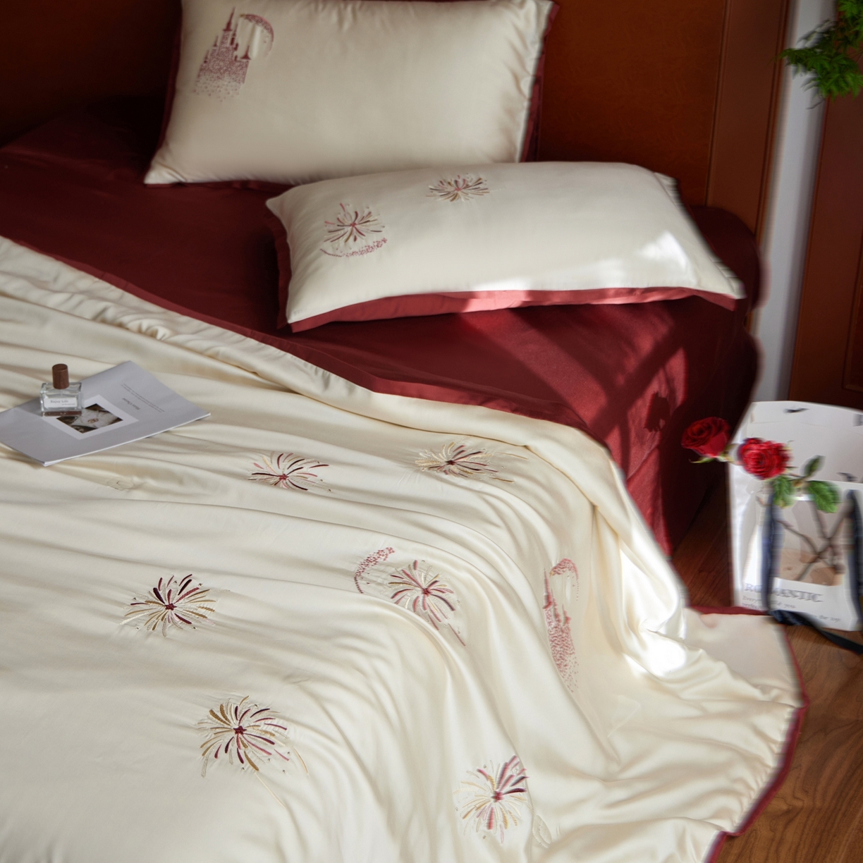 91家纺网 家纺一手货源 找家纺 风向标家纺 2026新款50s莱赛尔天丝夏被四件套-拼边红色系列 夏被-烂漫花火