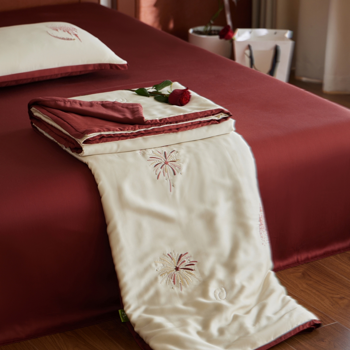 91家纺网 家纺一手货源 找家纺 风向标家纺 2026新款50s莱赛尔天丝夏被四件套-拼边红色系列 夏被-烂漫花火