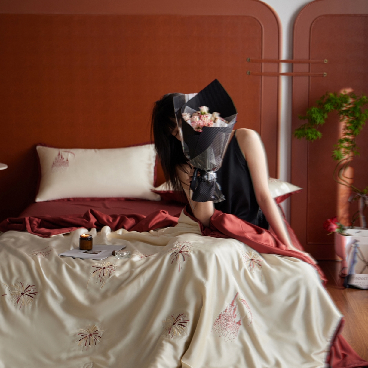 91家纺网 家纺一手货源 找家纺 风向标家纺 2026新款50s莱赛尔天丝夏被四件套-拼边红色系列 夏被-烂漫花火