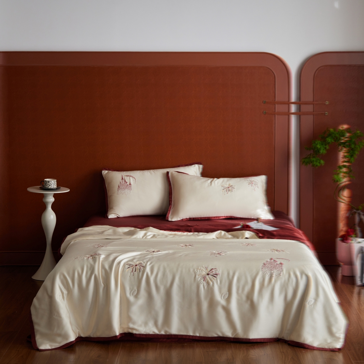 91家纺网 家纺一手货源 找家纺 风向标家纺 2026新款50s莱赛尔天丝夏被四件套-拼边红色系列 夏被-烂漫花火