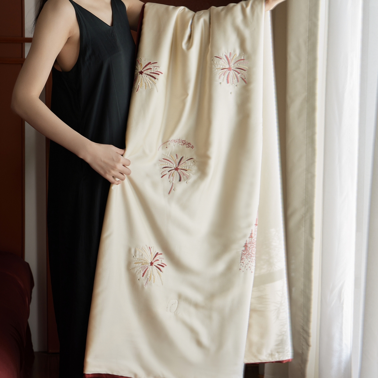 91家纺网 家纺一手货源 找家纺 风向标家纺 2026新款50s莱赛尔天丝夏被四件套-拼边红色系列 夏被-烂漫花火