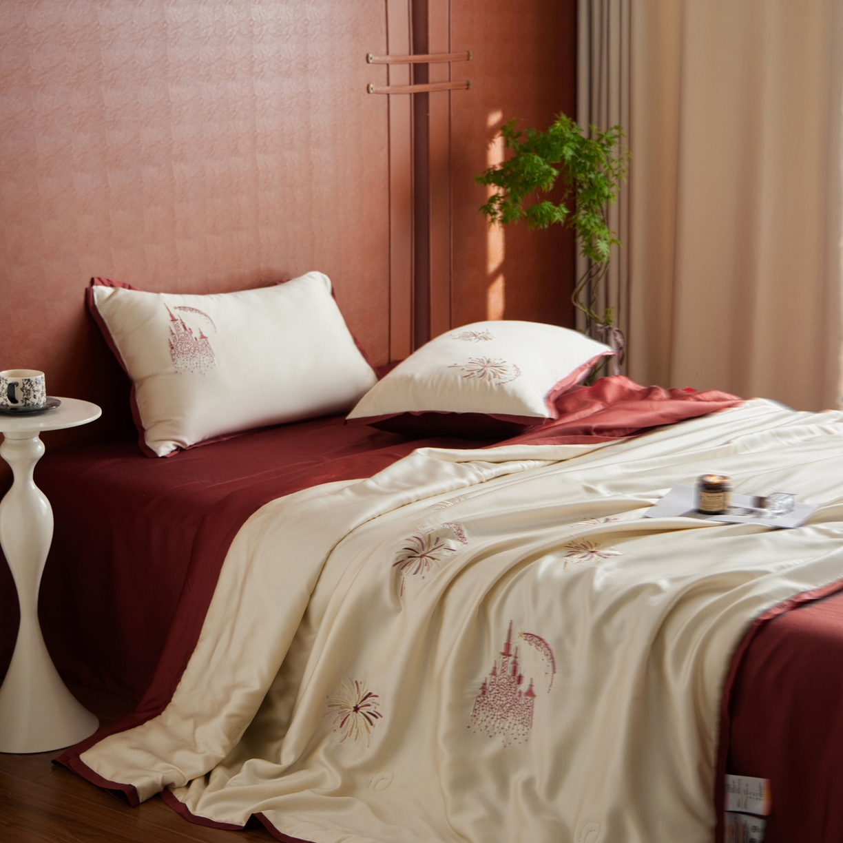 91家纺网 家纺一手货源 找家纺 风向标家纺 2026新款50s莱赛尔天丝夏被四件套-拼边红色系列 夏被-烂漫花火