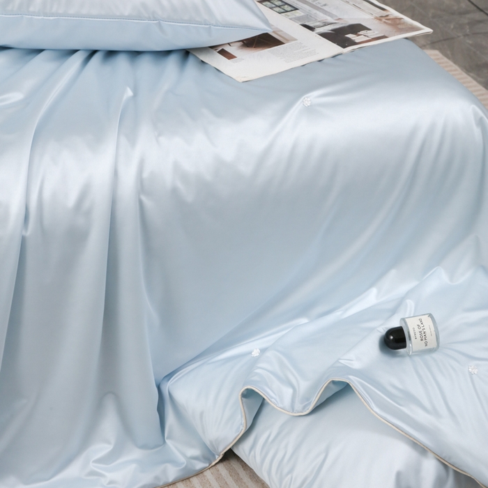 91家纺网 家纺一手货源 找家纺 爱彼家纺 2026新款高端流锻水光夏被冰肌锦氨A类夏被夏凉被空调被（超亲肤） 奢雅浅蓝