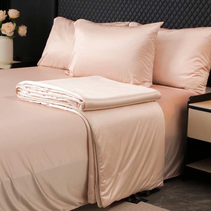 91家纺网 家纺一手货源 找家纺 爱彼家纺 2026新款高端流锻水光夏被冰肌锦氨A类夏被夏凉被空调被（超亲肤） 莫奈玉粉