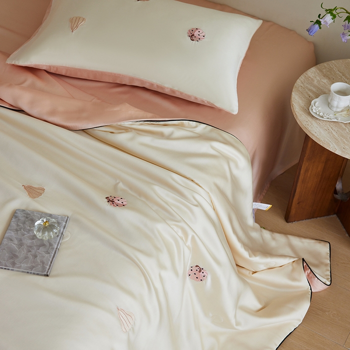 91家纺网 家纺一手货源 找家纺 风向标家纺 2026新款50莱赛尔天丝夏被四件套（嵌绳款） 草间南瓜