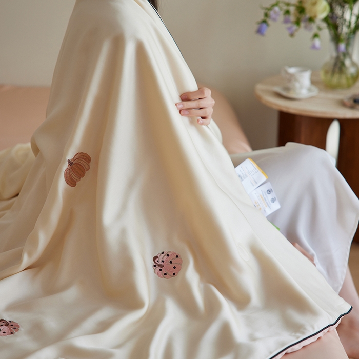 91家纺网 家纺一手货源 找家纺 风向标家纺 2026新款50莱赛尔天丝夏被四件套（嵌绳款） 草间南瓜