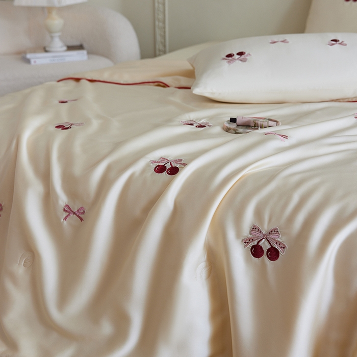 91家纺网 家纺一手货源 找家纺 风向标家纺 2026新款50莱赛尔天丝夏被四件套（嵌绳款） 蝴蝶结樱桃