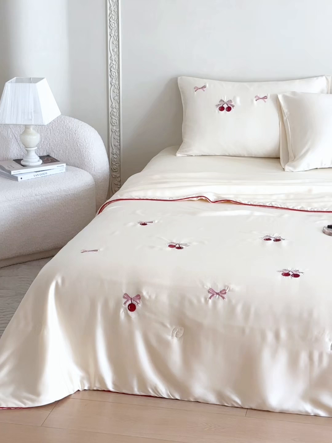 91家纺网 家纺一手货源 找家纺 风向标家纺 2026新款50莱赛尔天丝夏被四件套（嵌绳款） 蝴蝶结樱桃