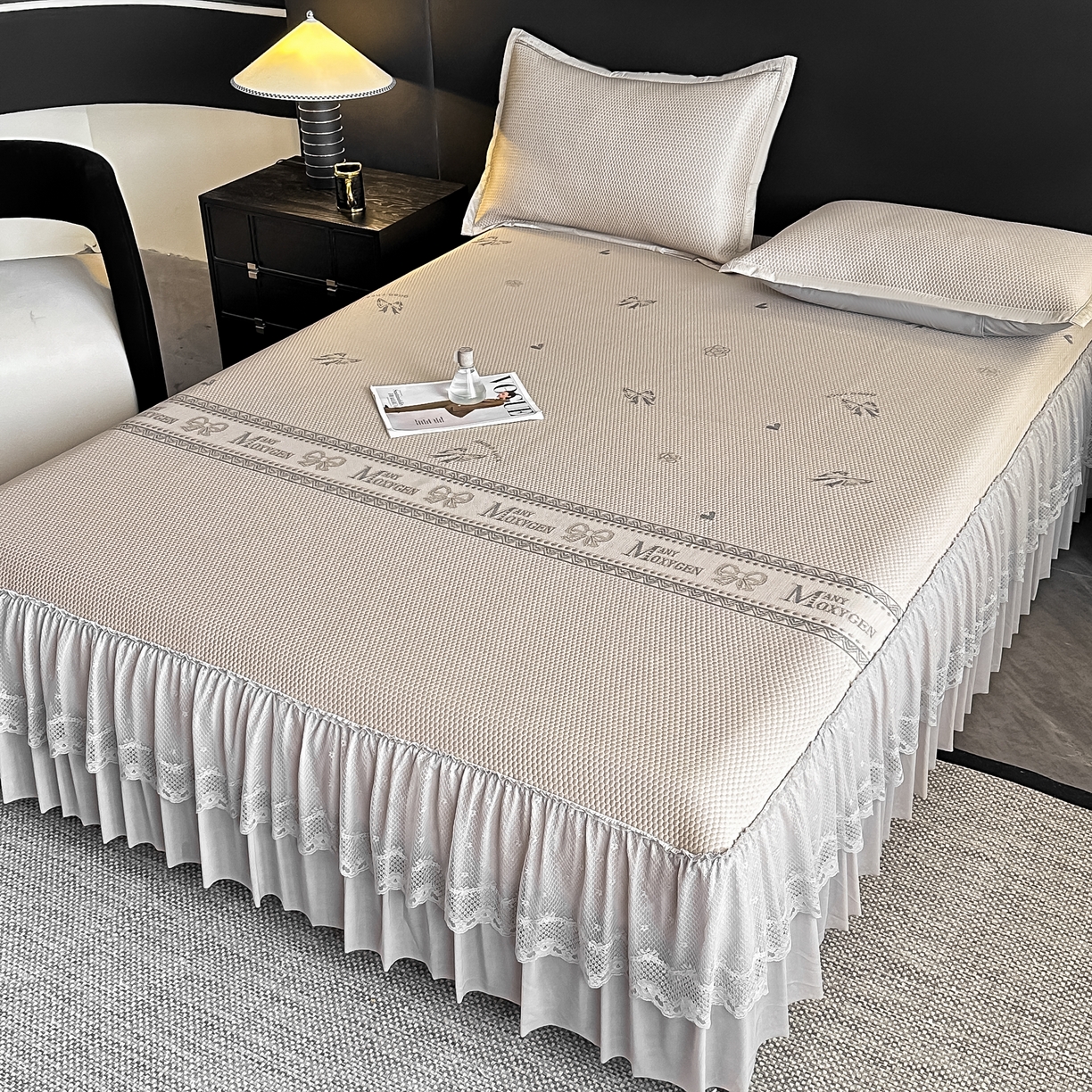 91家纺网 家纺一手货源 找家纺 栩裕纺织 2026新款清纱菱纹床裙款豆豆席凉席 蝴蝶结咖