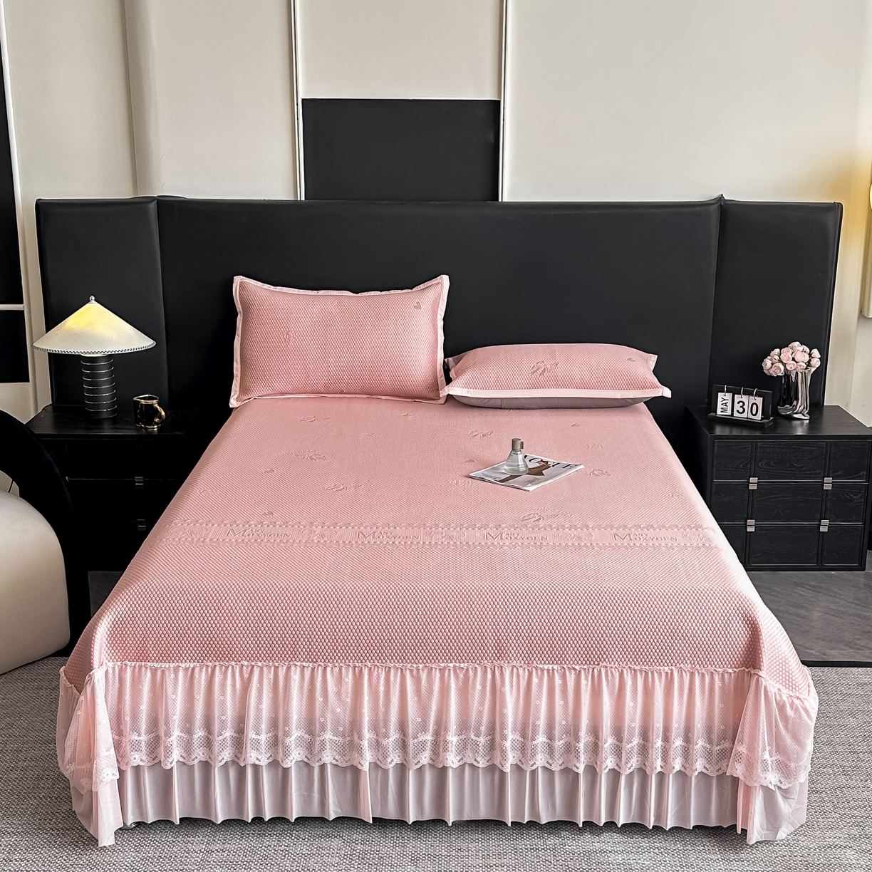 91家纺网 家纺一手货源 找家纺 栩裕纺织 2026新款清纱菱纹床裙款豆豆席凉席 蝴蝶结粉