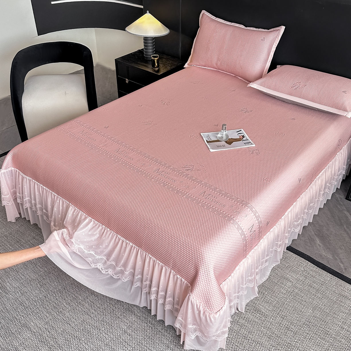 91家纺网 家纺一手货源 找家纺 栩裕纺织 2026新款清纱菱纹床裙款豆豆席凉席 蝴蝶结粉