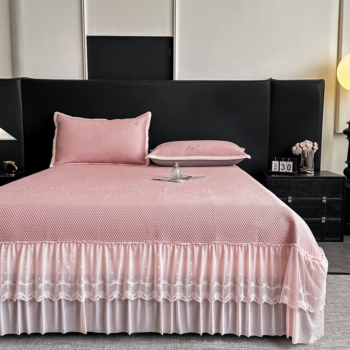 91家纺网 家纺一手货源 找家纺 栩裕纺织 2026新款清纱菱纹床裙款豆豆席凉席 蝴蝶结粉