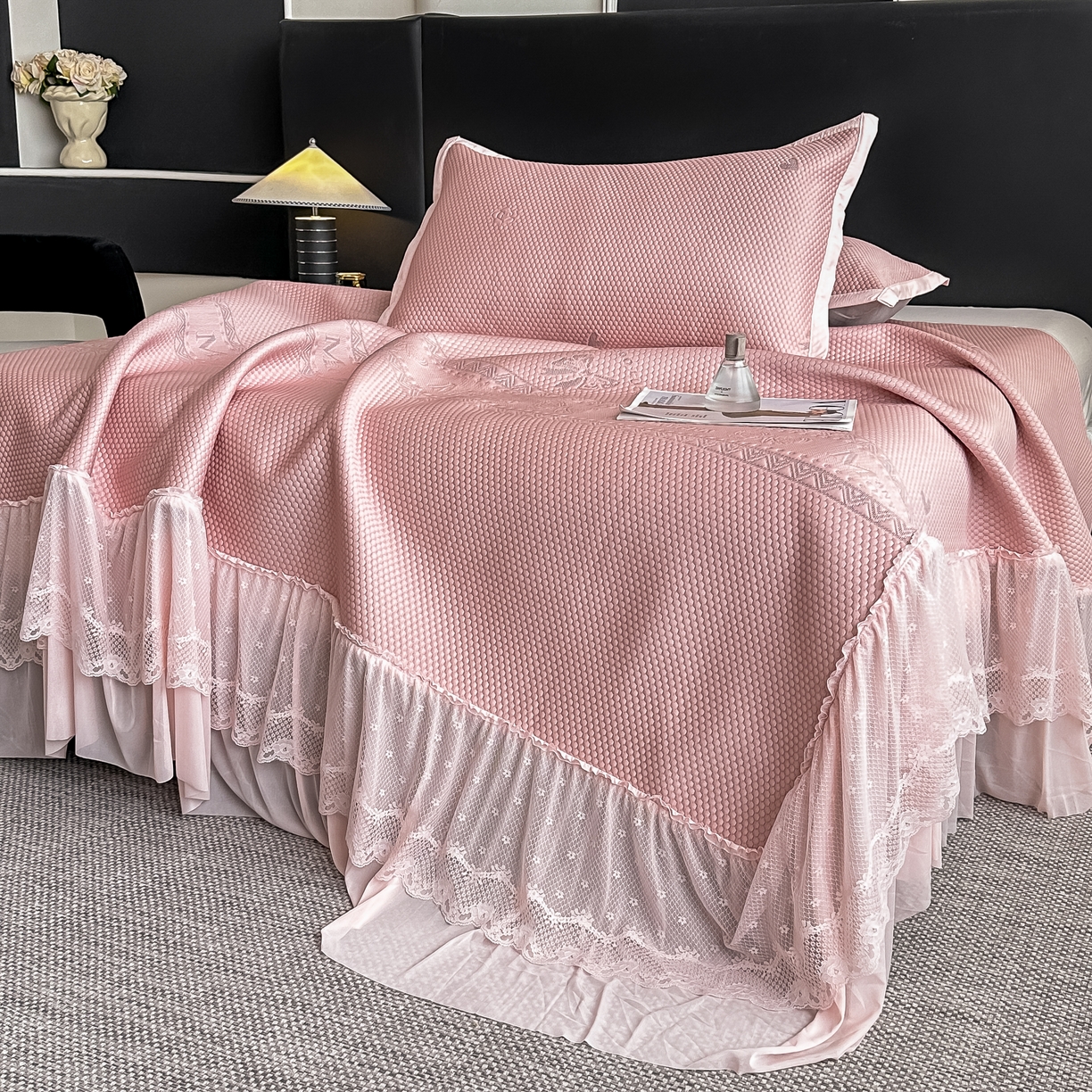 91家纺网 家纺一手货源 找家纺 栩裕纺织 2026新款清纱菱纹床裙款豆豆席凉席 蝴蝶结粉