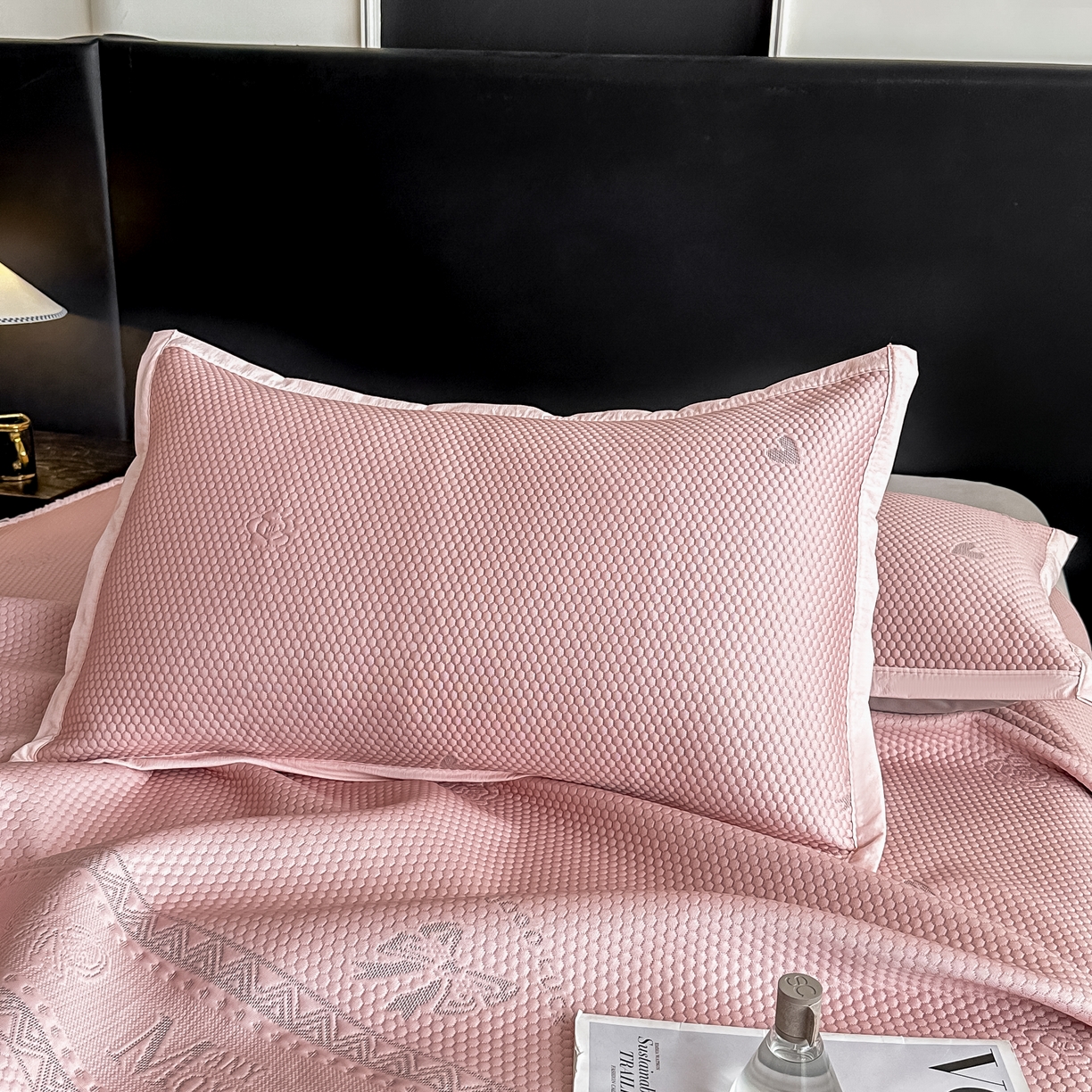 91家纺网 家纺一手货源 找家纺 栩裕纺织 2026新款清纱菱纹床裙款豆豆席凉席 蝴蝶结粉